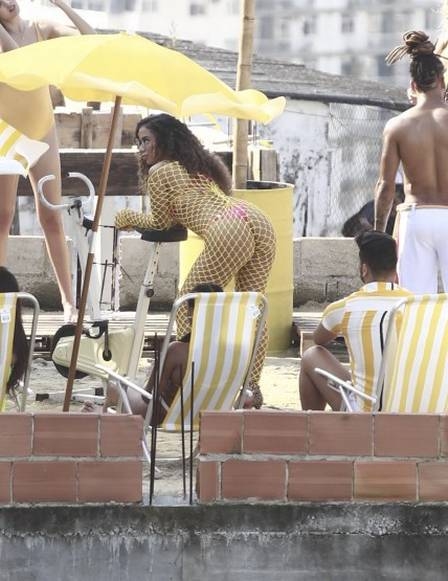 Anitta é Vista Gravando Novo Clipe Em Favela Do Rio De Janeiro Confira As Fotos Vagalume 