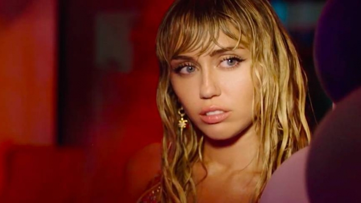 Miley Cyrus Lança Clipe De Slide Away Música Sobre A Sua Separação De Liam Hemsworth Vagalume 6947