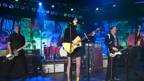 St. Vincent, Beck e filha de Dave Grohl cantam músicas do Nirvana com os membros da banda