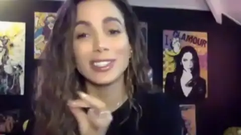 Anitta canta trecho de "Tócame" em entrevista virtual para TV da Espanha. Veja!
