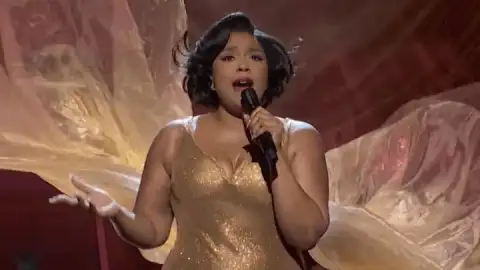 Lizzo canta a inédita "Don't Make Me Love You" no Saturday Night Live. Veja!