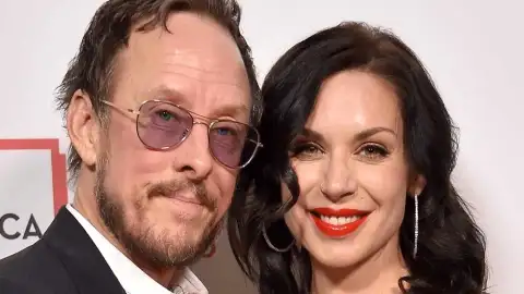 Baixista do Weezer se apresenta no Coachella após esposa ser baleada pela polícia em Los Angeles