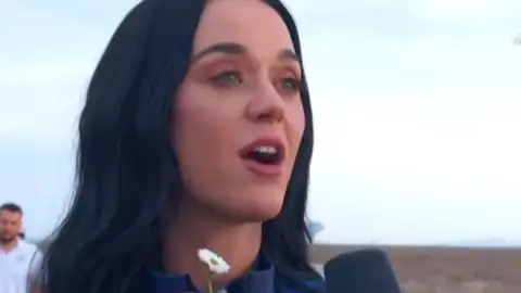 Katy Perry retorna à Terra e fala sobre experiência espacial: "Uma rendição ao desconhecido"