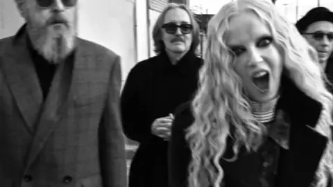 Shirley Manson dá resposta poderosa à crítica sobre sua aparência: "Arraso mais que a maioria"