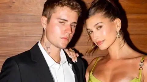 Justin Bieber e Hailey promovem festa "secreta" no Coachella com estrelas de Hollywood