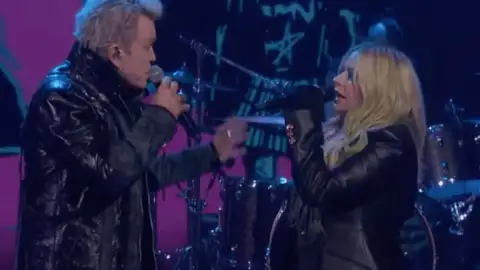 Billy Idol e Avril Lavigne tocam a parceria "77" no programa Jimmy Kimmel Live. Veja!