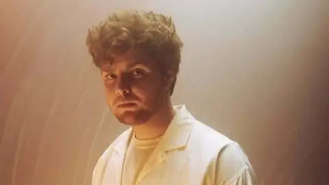 "Ordinary" de Alex Warren chega a 7ª semana no topo da parada britânica de singles. Veja o top 10!