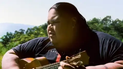 A inusitada e bonita história por trás da tocante versão de "Somewhere Over The Rainbow"