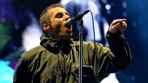Liam Gallagher rebate preocupação sobre sua voz dizendo que treina no chuveiro: "Parece promissor"