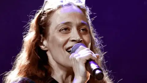 Fiona Apple sua primeira música inédita em cinco anos. Confira "Pretrial (Let Her Go Home)"!