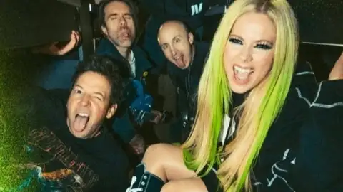 Avril Lavigne e Simple Plan trazem nostalgia no single "Young & Dumb". Ouça com letra e tradução!