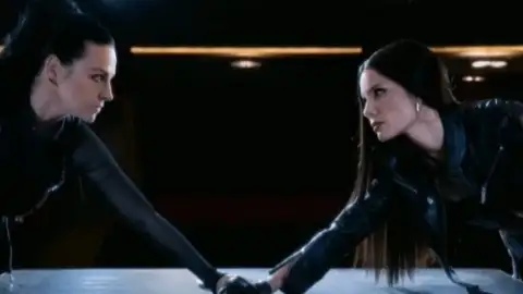 Halsey e Amy Lee unem forças na mĂșsica "Hand That Feeds". Escute com letra e tradução!