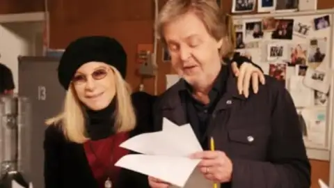 Paul McCartney revela nervosismo sobre parceria com Barbra Streisand: "Fiquei apavorado"