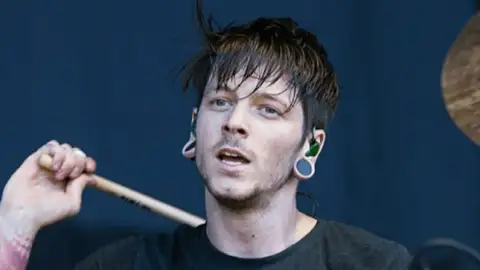 Daniel Wiliams, ex-baterista do Devil Wears Prada, morre em acidente aéreo