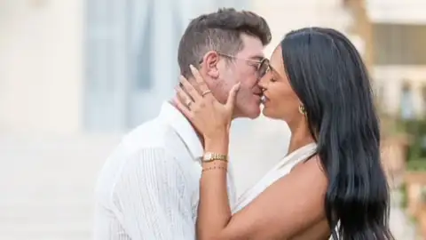 Robin Thicke surpreende April Love Geary com novo pedido de casamento em Cannes