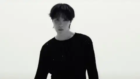 J-Hope divulga vídeo conceitual, "Charm Of Hope", com prévia da nova música "Killin' It Girl"