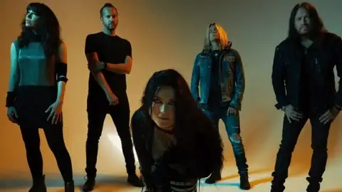 Evanescence lança a música inédita, "Fight Like A Girl". Escute com letra e tradução!