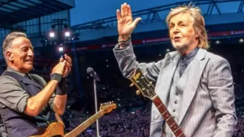 Bruce Springsteen e Paul McCartney dividem o palco em Liverpool. Veja!