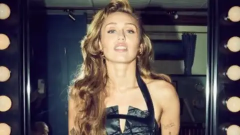 Miley Cyrus conta que seus irmãos sentiam vergonha de serem seus parentes na fase do álbum "Bangerz"