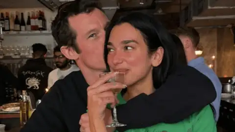 Dua Lipa revela que está noiva do ator Callum Turner