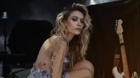 Paris Jackson rebate críticas por fazer show no mesmo dia do aniversário de morte de Michael Jackson