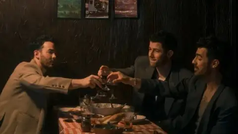 Jonas Brothers lançam a nova música, "No Time To Talk". Escute com letra e tradução