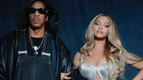 Beyoncé convida Jay-Z ao palco durante show em Paris para o hit "Crazy In Love". Veja!