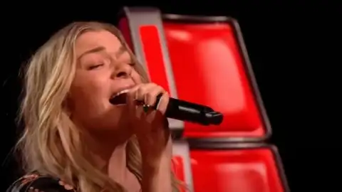 Dentes de LeAnn Rimes caem durante performance nos EUA e cantora brinca: "Show deve continuar"
