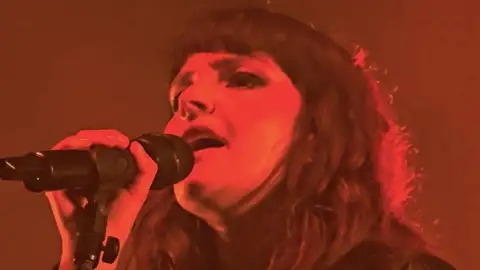 CHVRCHES quebra hiato e faz primeira performance ao vivo em 2 anos. Assista!
