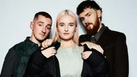 Clean Bandit lança a nova música, "Believe". Ouça com letra e tradução