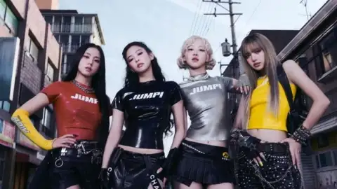 BLACKPINK está de volta com a nova música, "JUMP". Escute com letra e tradução!