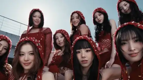 TWICE lança o novo disco, "THIS IS FOR". Escute com todas as letras!