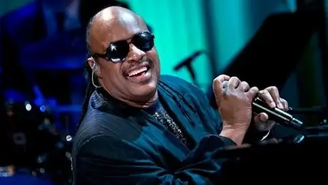Stevie Wonder rebate boato de que não é cego durante show no Reino Unido