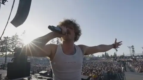 Sublime retorna com filho de Bradley, Jakob Nowell, nos vocais. Ouça "Ensenada" com letra e tradução