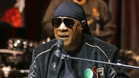 Aos 75 anos, Stevie Wonder não tem planos de se aposentar da música: "É como meu mantra"