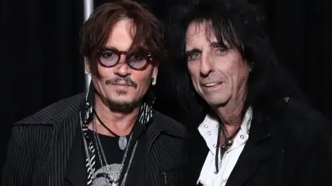 Johnny Depp sobe ao palco com Alice Cooper para uma homenagem a Ozzy. Veja!