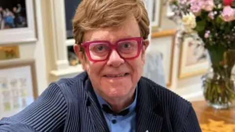 Elton John celebra 35 anos de sobriedade: "Grato por todo o amor"