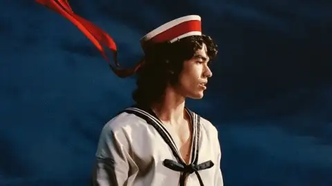 Conan Gray lança o álbum "Wishbone". Escute com todas as letras