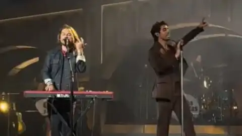 Jonas Brothers e Hanson surpreendem fãs com performance de "MMMbop" nos EUA. Veja!