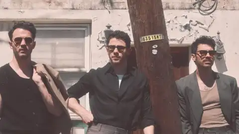 Joe Jonas revela qual música dos Jonas Brothers a banda vai “tocar para sempre”