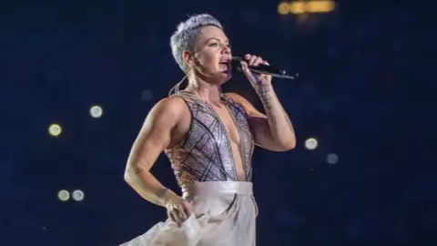 P!nk posta foto tomando soro após contrair infecção bacteriana, mas acalma fãs: "Tudo está indo bem"