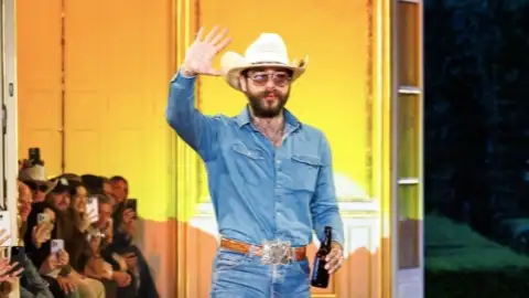 Post Malone estreia coleção de moda em Paris com inspiração texana. Veja!