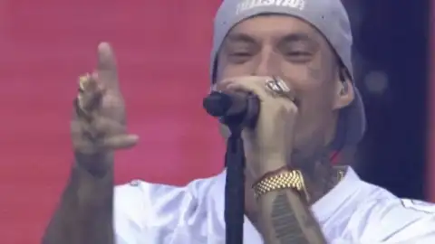 Filipe Ret pede liberdade para Oruam durante seu show no The Town