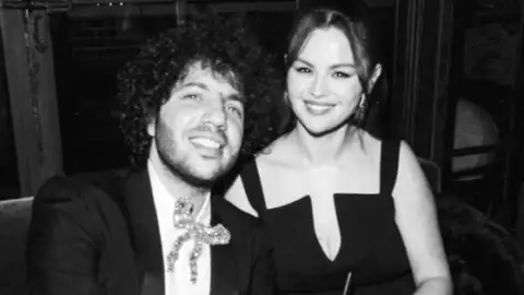 Paris Hilton deixa escapar que já recebeu convite de casamento de Selena Gomez e Benny Blanco