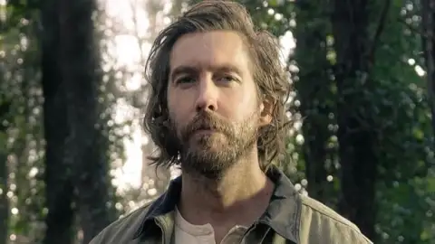 Calvin Harris acusa consultor financeiro de lhe roubar US$ 22,5 milhões