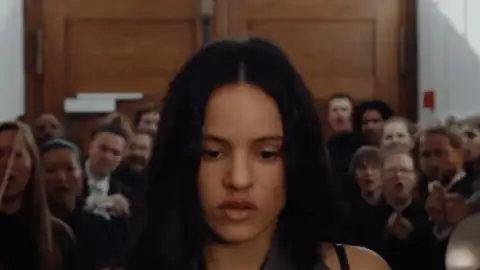 Rosalía lança o single "Berghain", com participação de Björk e Yves Tumor