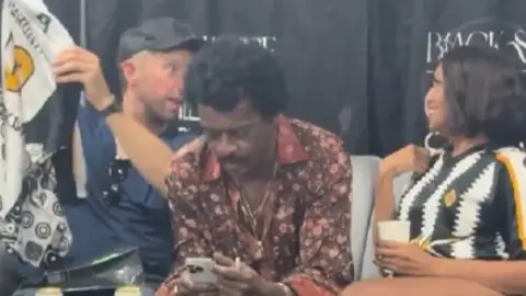 Gaby Amarantos e Chris Martin são filmados conversando em camarim após rumores de romance