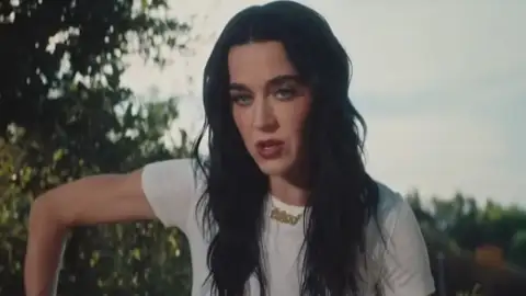 Katy Perry lança "bandaids". Ouça com letra e tradução!