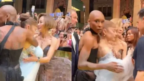 Ariana Grande passa por susto com fã durante première de "Wicked: Parte 2" em Singapura. Veja!