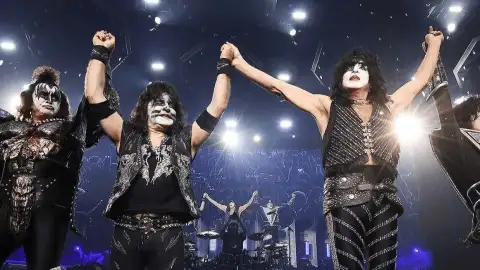 KISS retorna ao palco pela primeira vez desde a morte de Ace Frehley e faz homenagem ao guitarrista